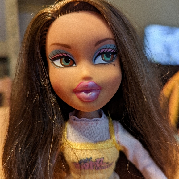 Bratz Campfire Yasmin - Picture 2 of 4